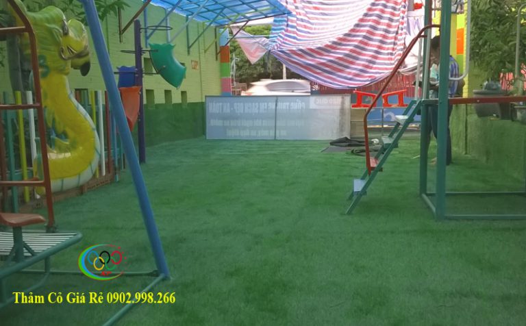 Thảm cỏ sân chơi trường mầm non