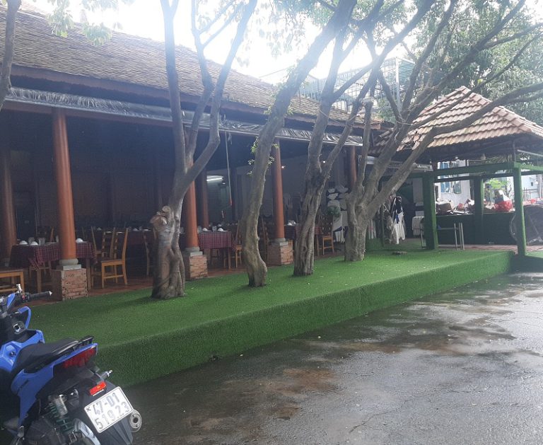 Nhà Hàng K’Tan, KDC CityLand qua nhiều năm vẫn dùng cỏ nhân tạo