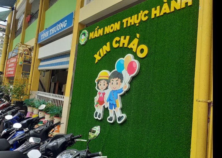 Trường mầm non Hóc Môn nổi bật hơn với thảm cỏ