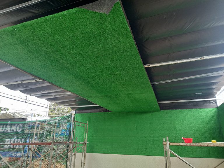 Cách thi công ốp tường ốp trần thảm cỏ nhân tạo