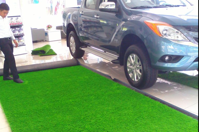 Trang trí showrom bằng thảm cỏ nhân tạo