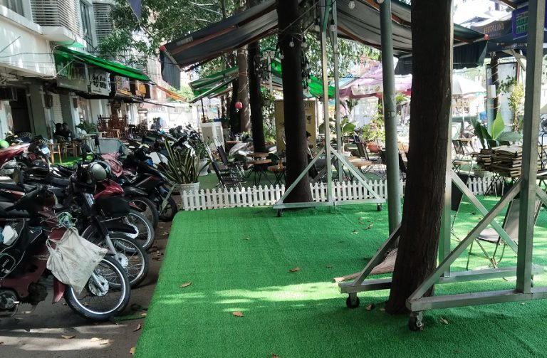 Thảm cỏ nhân tạo quán cafe rất đẹp tại Tân Phú